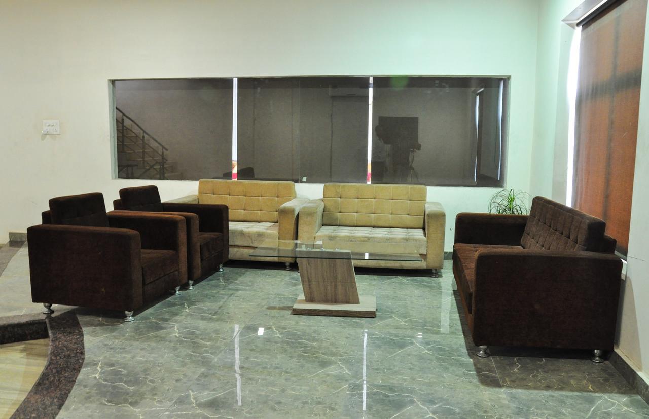 Oyo 1358 Hotel Crossroad 러크나우 외부 사진