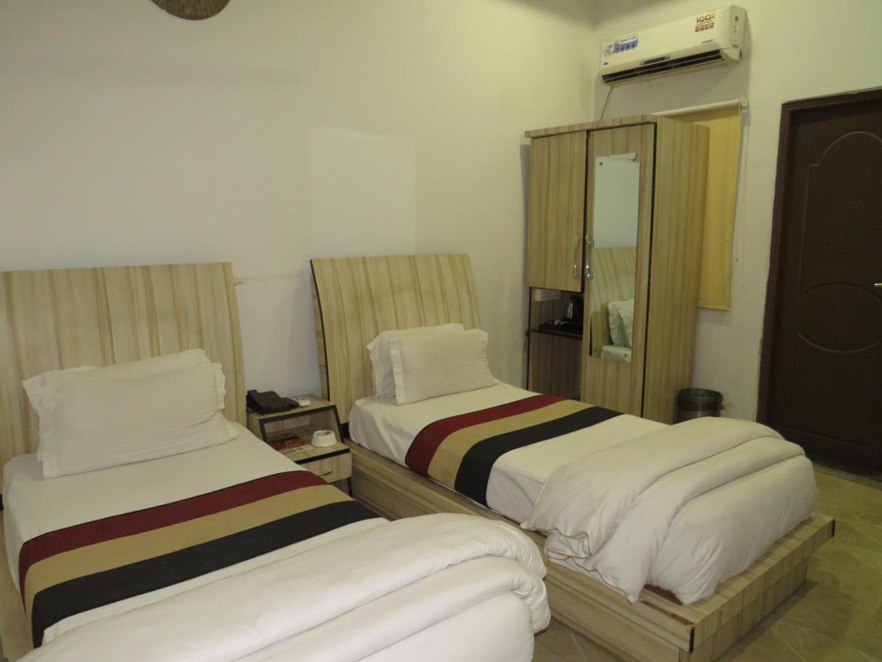 Oyo 1358 Hotel Crossroad 러크나우 외부 사진